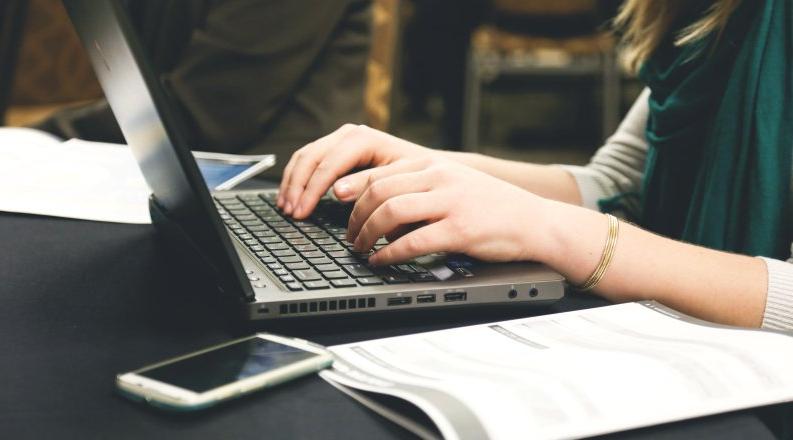 woman-typing-writing-windows